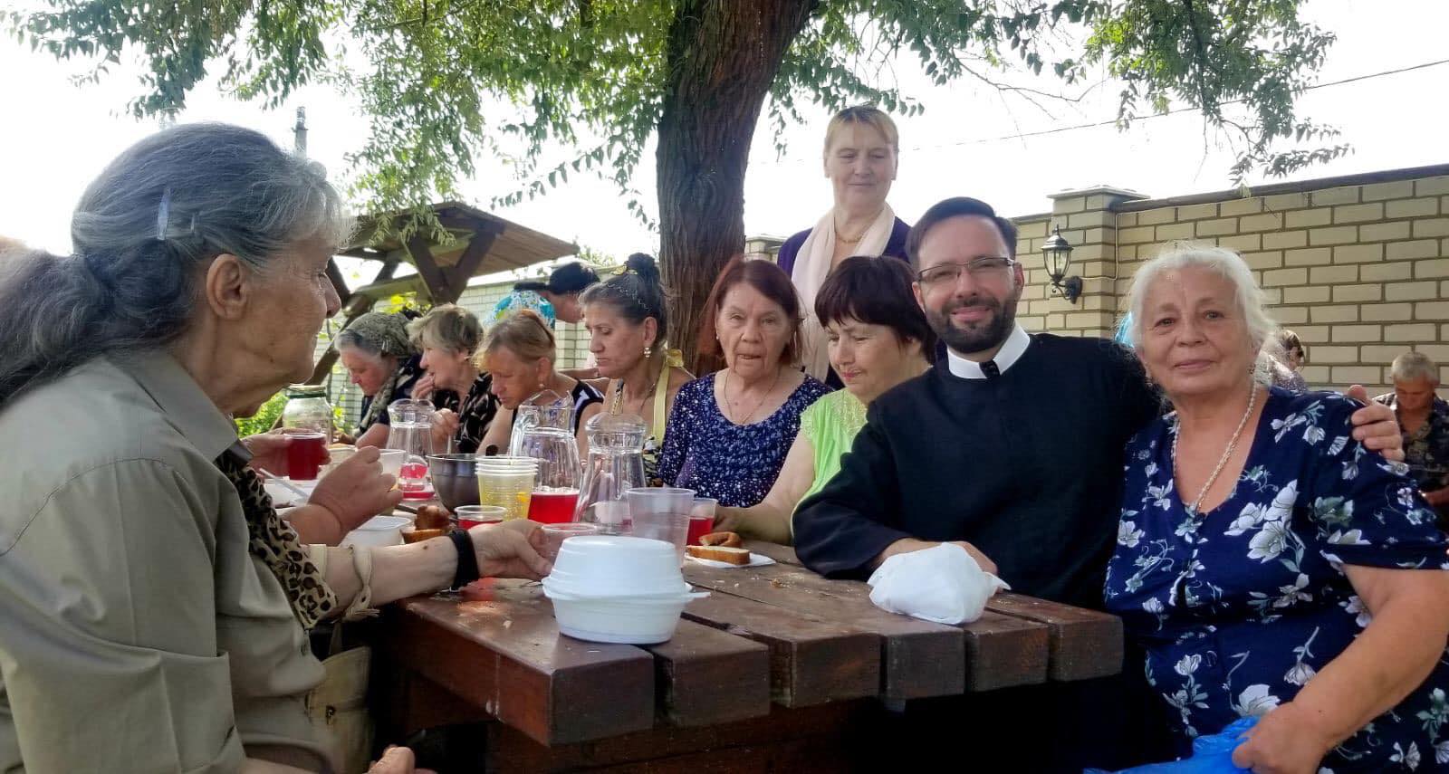Спільний обід на подвір'ї храму, серпень 2022 року, фото: FB / Монастир Василіяни Херсон