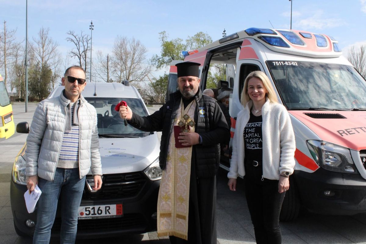 «Карітас Миколаїв» отримав спецавто для перевезення маломобільних людей, а лікарні — дві карети швидкої допомоги