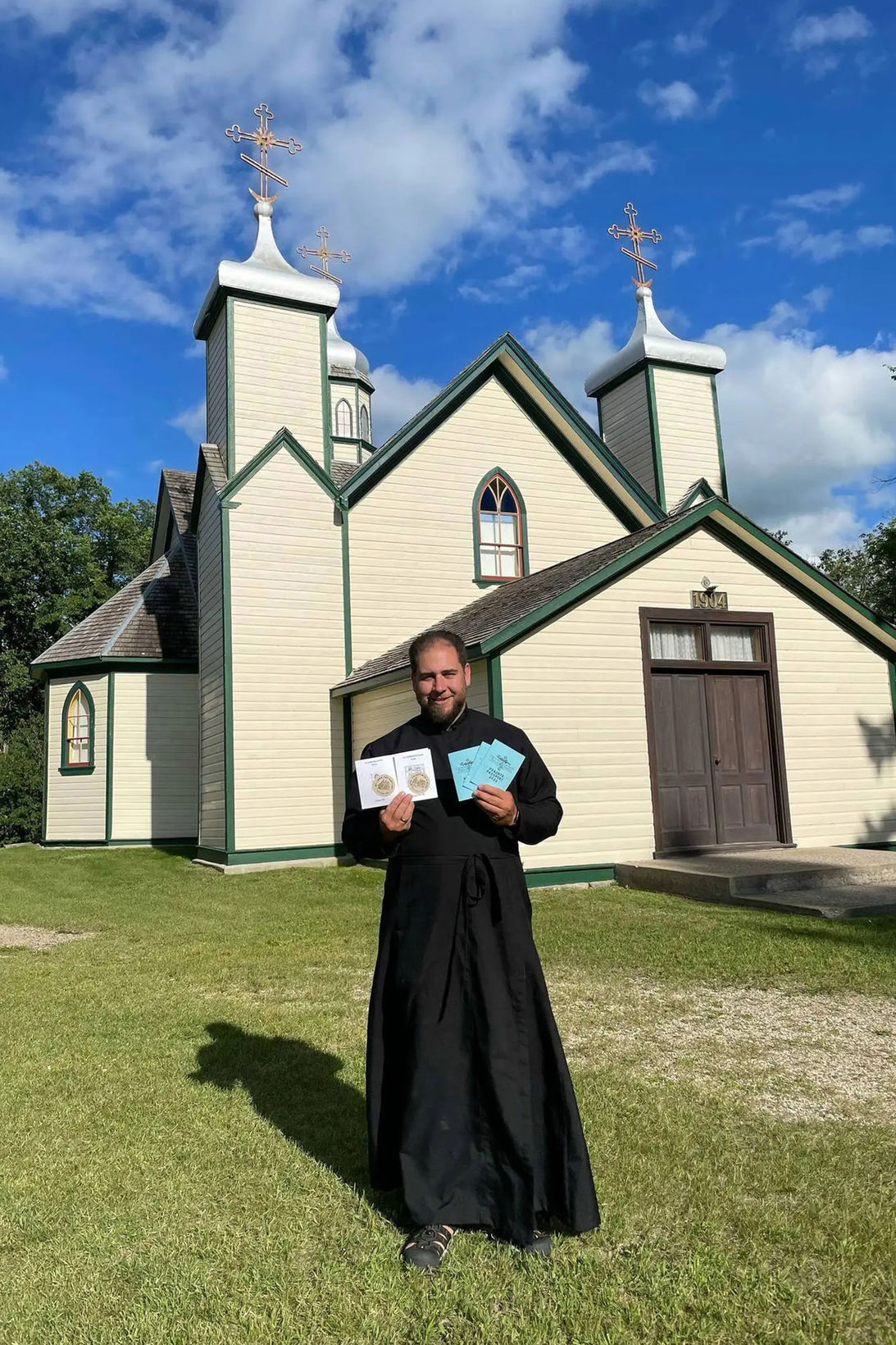 Отець Джей Корбан з розробленими ним празничними паспортами 2022 року, фото: Софія Корбан