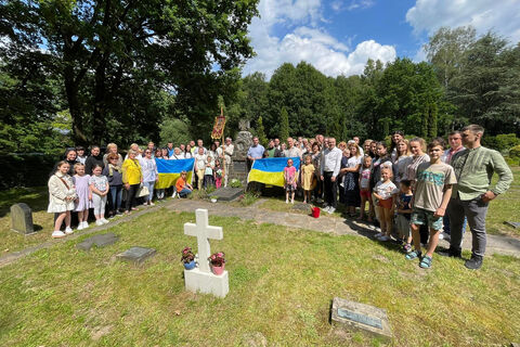 Українці Гамбурга помолилися за похованих у Гайденау українських біженців