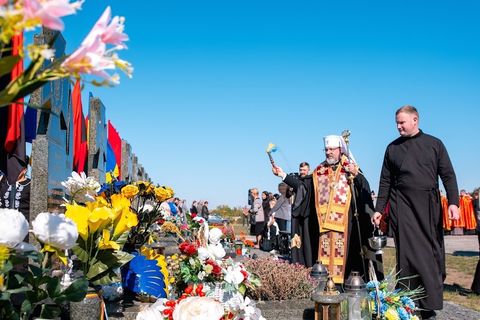 Блаженніший Святослав освятив меморіальний комплекс полеглих захисників у Чорткові