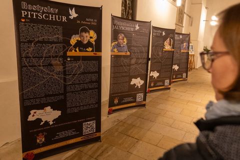 «Втрачене дитинство»: молитовне відкриття виставки у катедральному соборі Оснабрюка