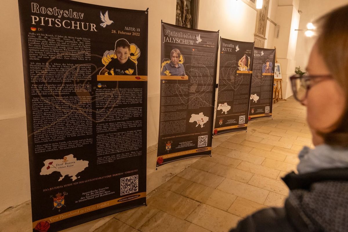 «Втрачене дитинство»: молитовне відкриття виставки у катедральному соборі Оснабрюка