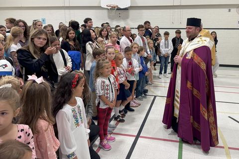 Bishop Mykola visited Ukrainian Saturday school in Toronto