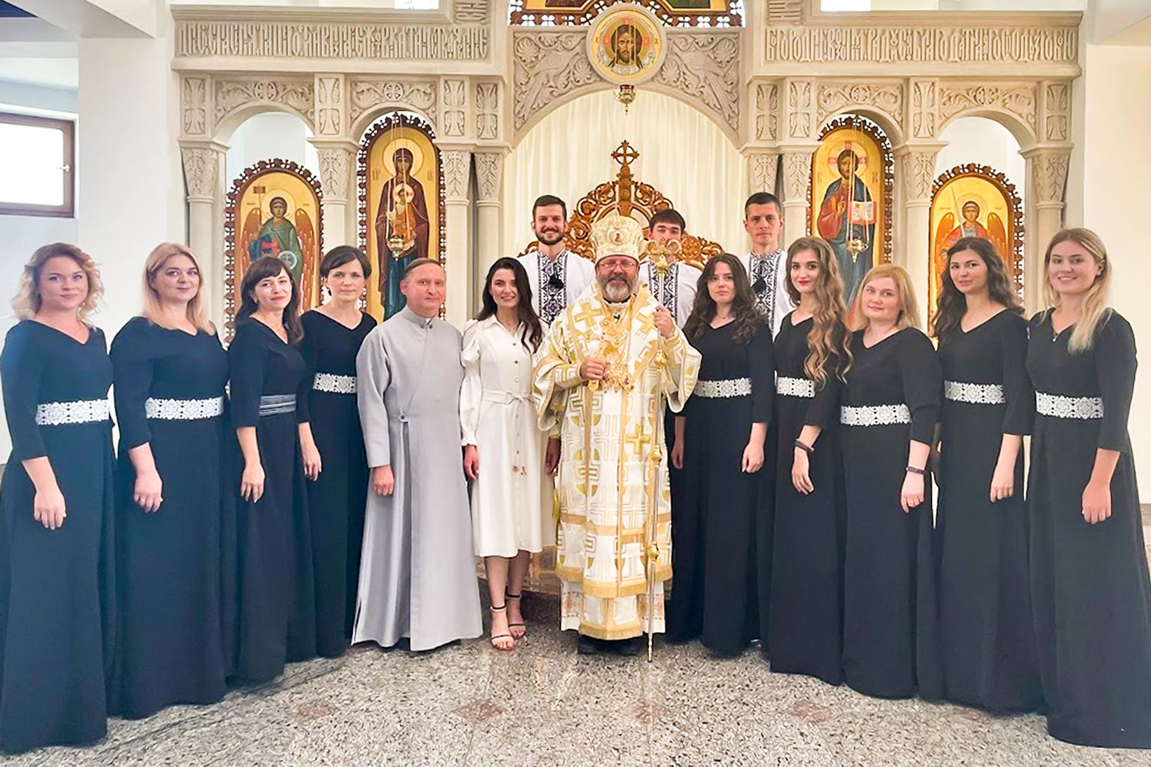 Хор «Cantores Dei» з парафії Вознесіння ГНІХ у Львові з Блаженнішим Святославом