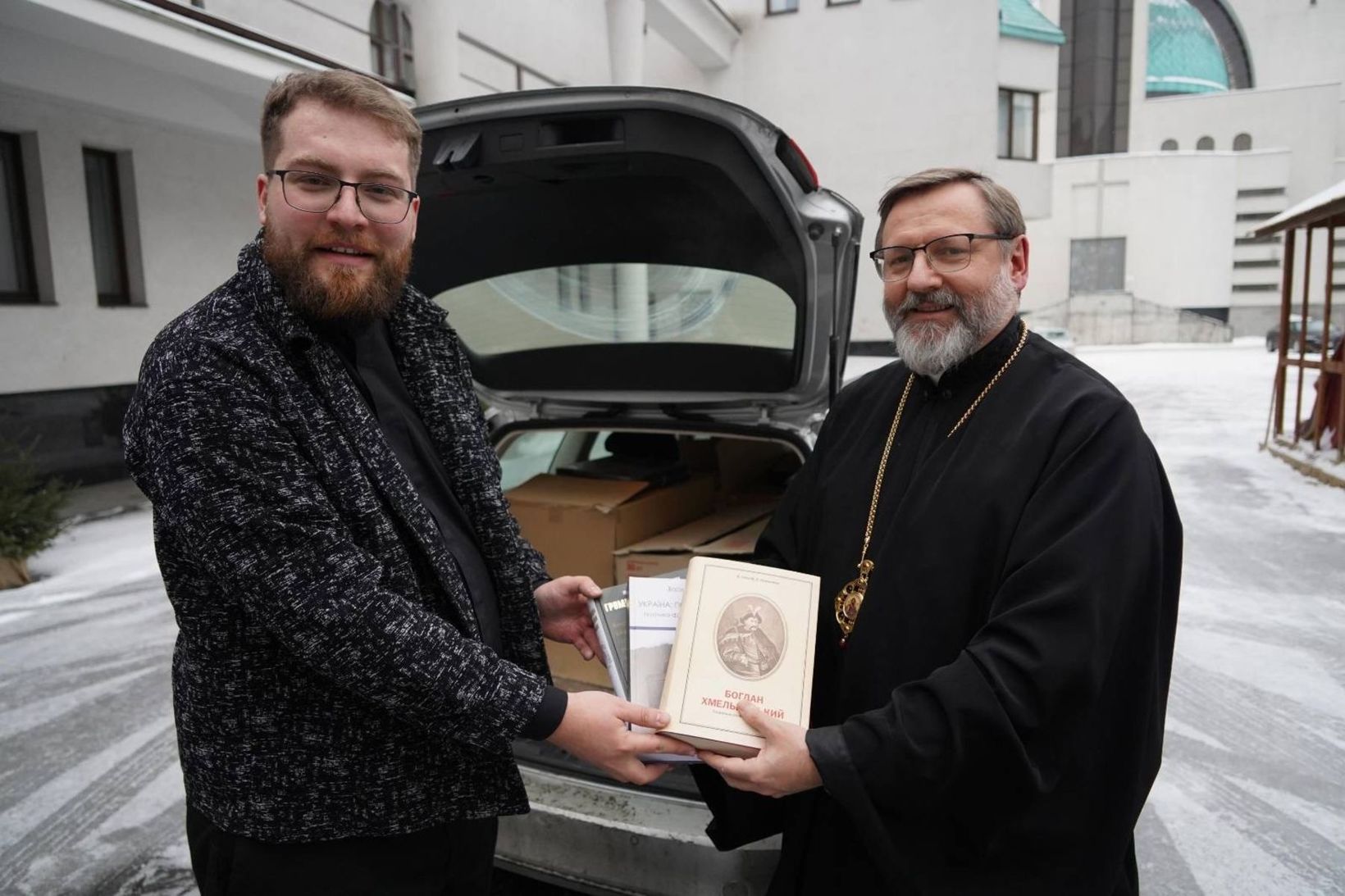 На заклик Глави УГКЦ бібліотекам Черкас передали понад тисячу україномовних книг