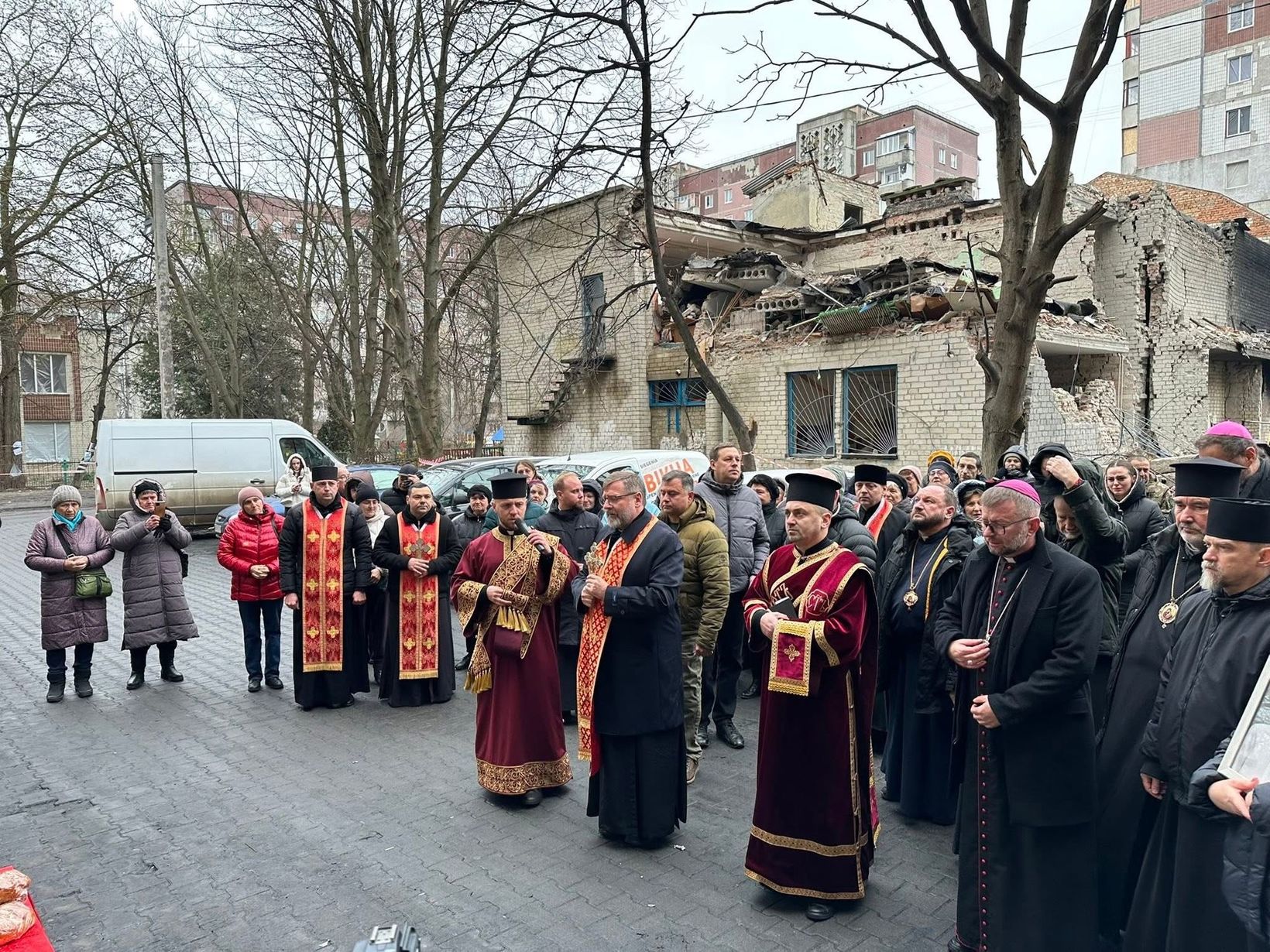 Глава УГКЦ з католицькими єпископами України на місці трагедії в Тернополі: «Ваш біль є болем усього тіла Христової Церкви» Глава УГКЦ з католицькими єпископами України на місці трагедії в Тернополі: «Ваш біль є болем усього тіла Христової Церкви»