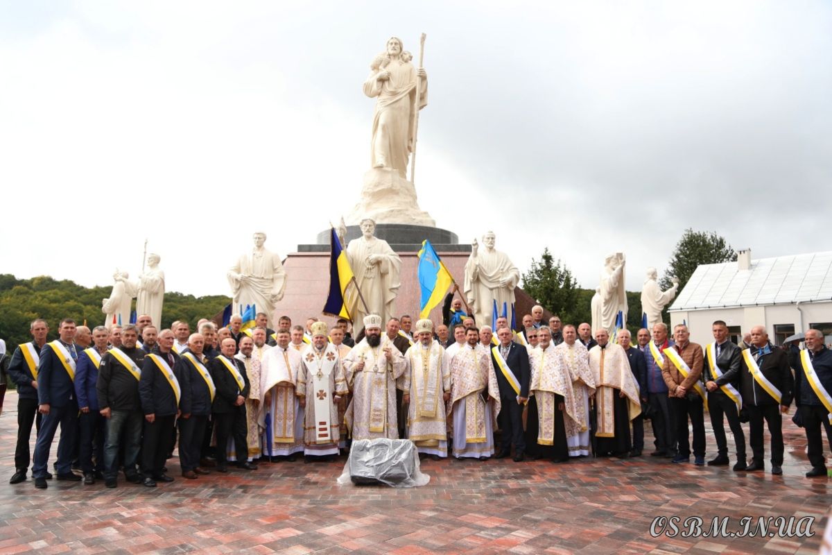 У Підгорецькому монастирі отців-василіан освятили монумент «Христос — добрий пастир»