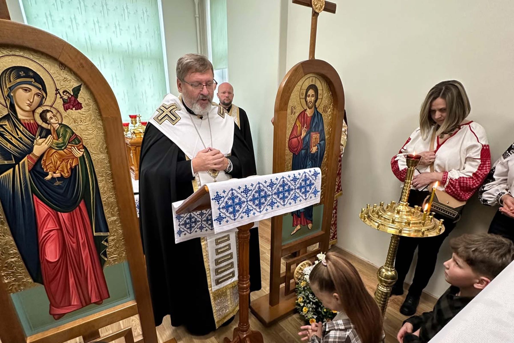 «Нікому не вдасться роз’єднати наш народ»: Глава УГКЦ освятив Український дім у Ризі
