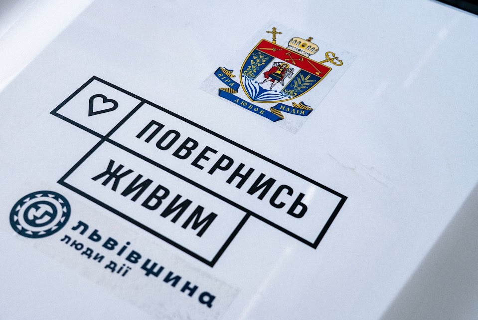 Вірні Сокальсько-Жовківської єпархії придбали для військових два позашляховики