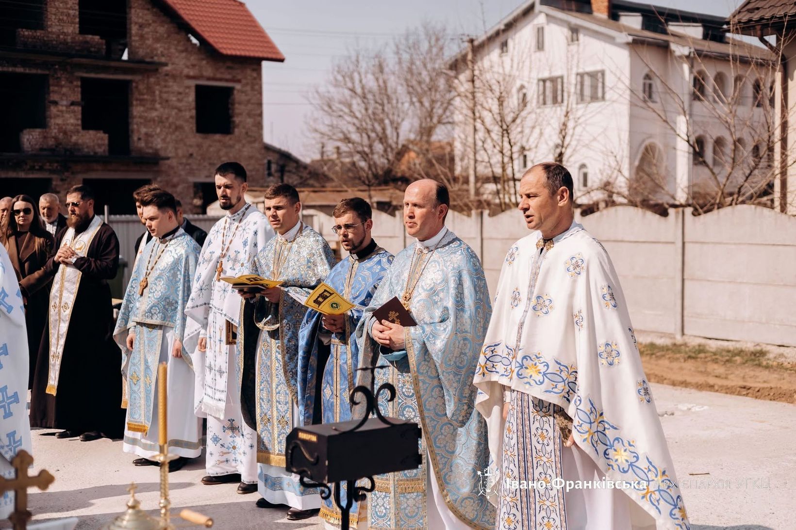 В Івано-Франківській архиєпархії освятили наріжний камінь майбутнього центру реабілітації та&nbsp;паліативної допомоги