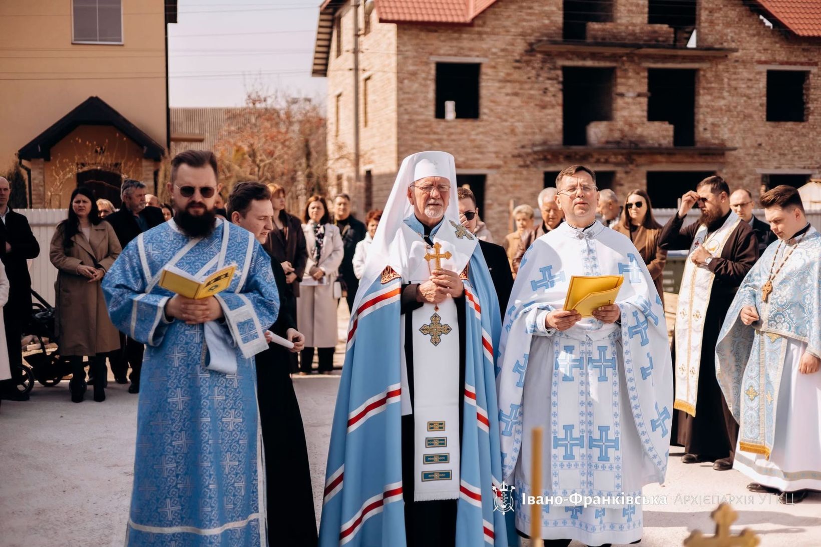 В Івано-Франківській архиєпархії освятили наріжний камінь майбутнього центру реабілітації та&nbsp;паліативної допомоги