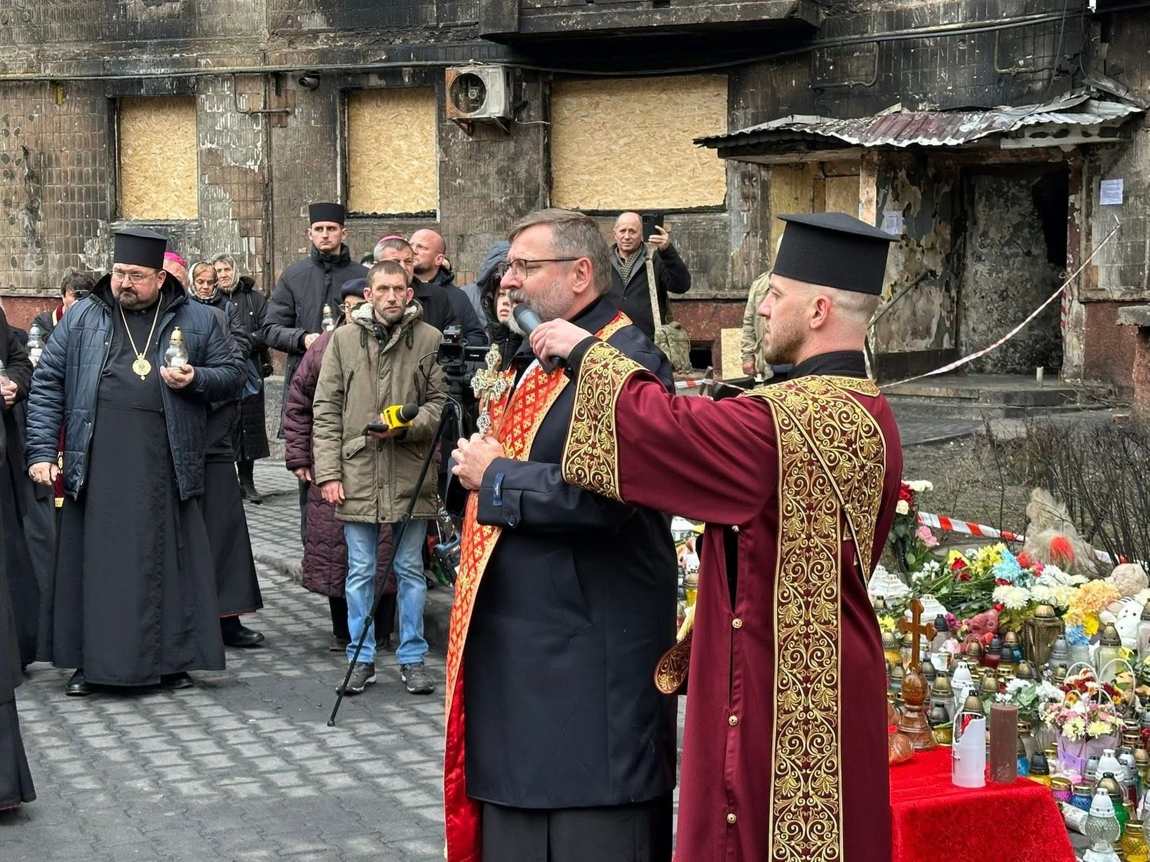 Глава УГКЦ з католицькими єпископами України на місці трагедії в Тернополі: «Ваш біль є болем усього тіла Христової Церкви» Глава УГКЦ з католицькими єпископами України на місці трагедії в Тернополі: «Ваш біль є болем усього тіла Христової Церкви»