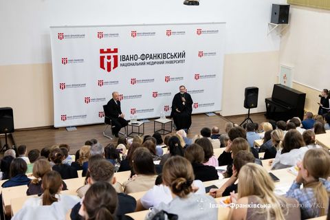 «Бути лікарем — це мистецтво»: Глава УГКЦ зустрівся зі студентами та викладачами Івано-Франківського національного медичного університету