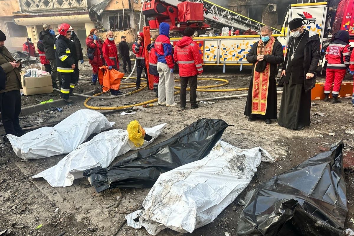 Il metropolita Teodor Martynyuk sul luogo dell’attacco missilistico a Ternopil: un appello all’unità nella preghiera e nel sostegno reciproco