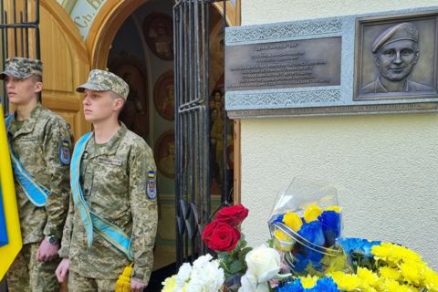 Владика Андрій Хім’як освятив дошку пам’яті добровольця Дениса Антіпова на Аскольдовій могилі