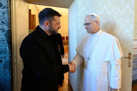 Папа Лев XIV обговорив із Володимиром Зеленським гуманітарну ситуацію в Олешках