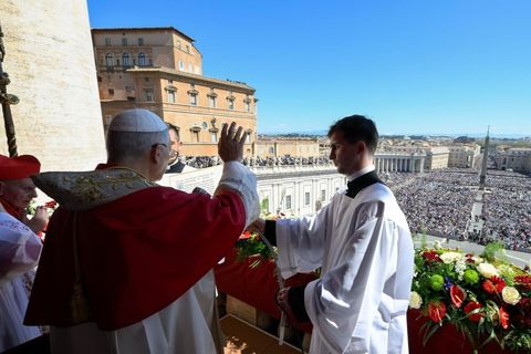 Urbi et Orbi: Pope urges world leaders to lay down weapons