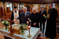 Принц Чарльз і герцогиня Камілла запалюють свічки в українській католицькій катедрі в Лондоні, фото: ClarenceHouse / Twitter