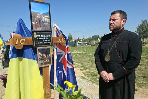 His Eminence Cardinal Mykola Bychok Prayed at the Grave of an Australian Soldier Who Gave His Life for Ukraine