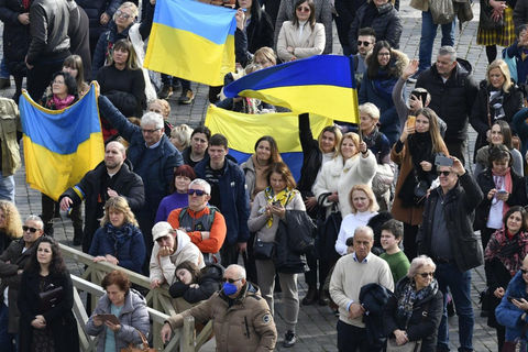Папа Франциск привітав українців на площі Святого Петра, побажавши миру