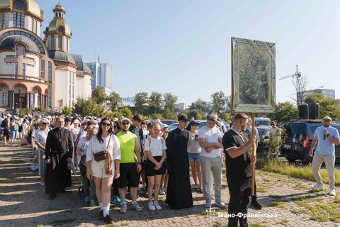 У пішу прощу на Крилоську гору вирушили паломники з різних куточків Прикарпаття