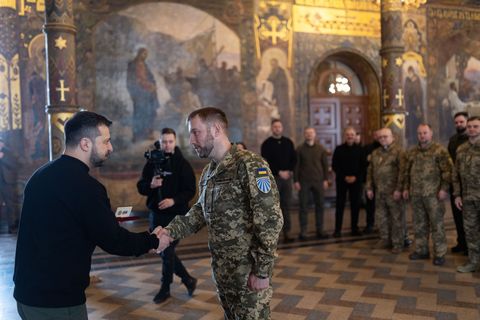 Президент України вручив державні нагороди трьом військовим капеланам УГКЦ