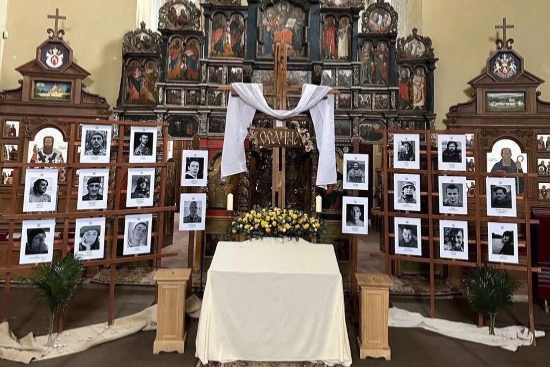 У львівському храмі поруч із&nbsp;Плащаницею встановили портрети загиблих військових