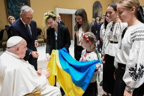 Папа Римський зустрівся з групою сиріт з України та отримав символічний подарунок