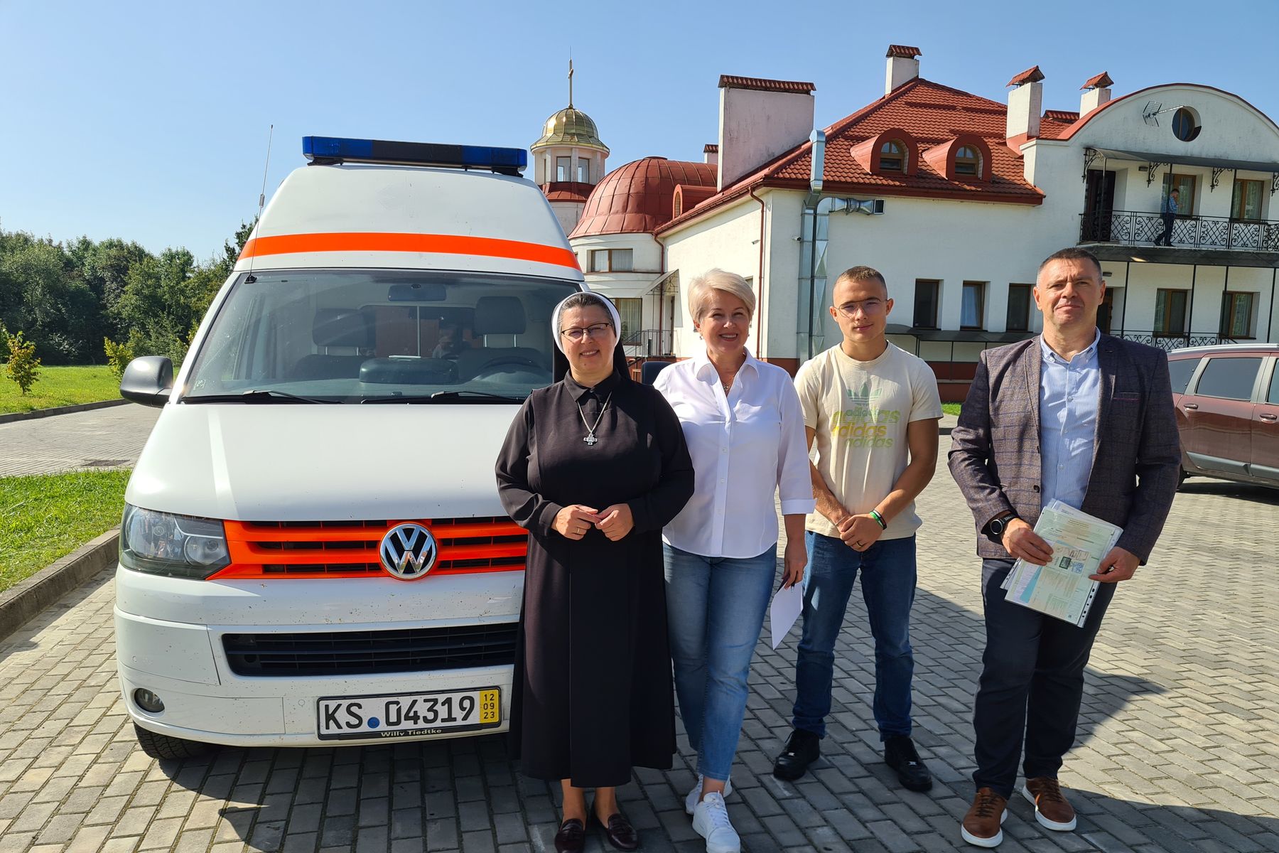 UGCC parish in Hanover donates ambulance to Lviv region