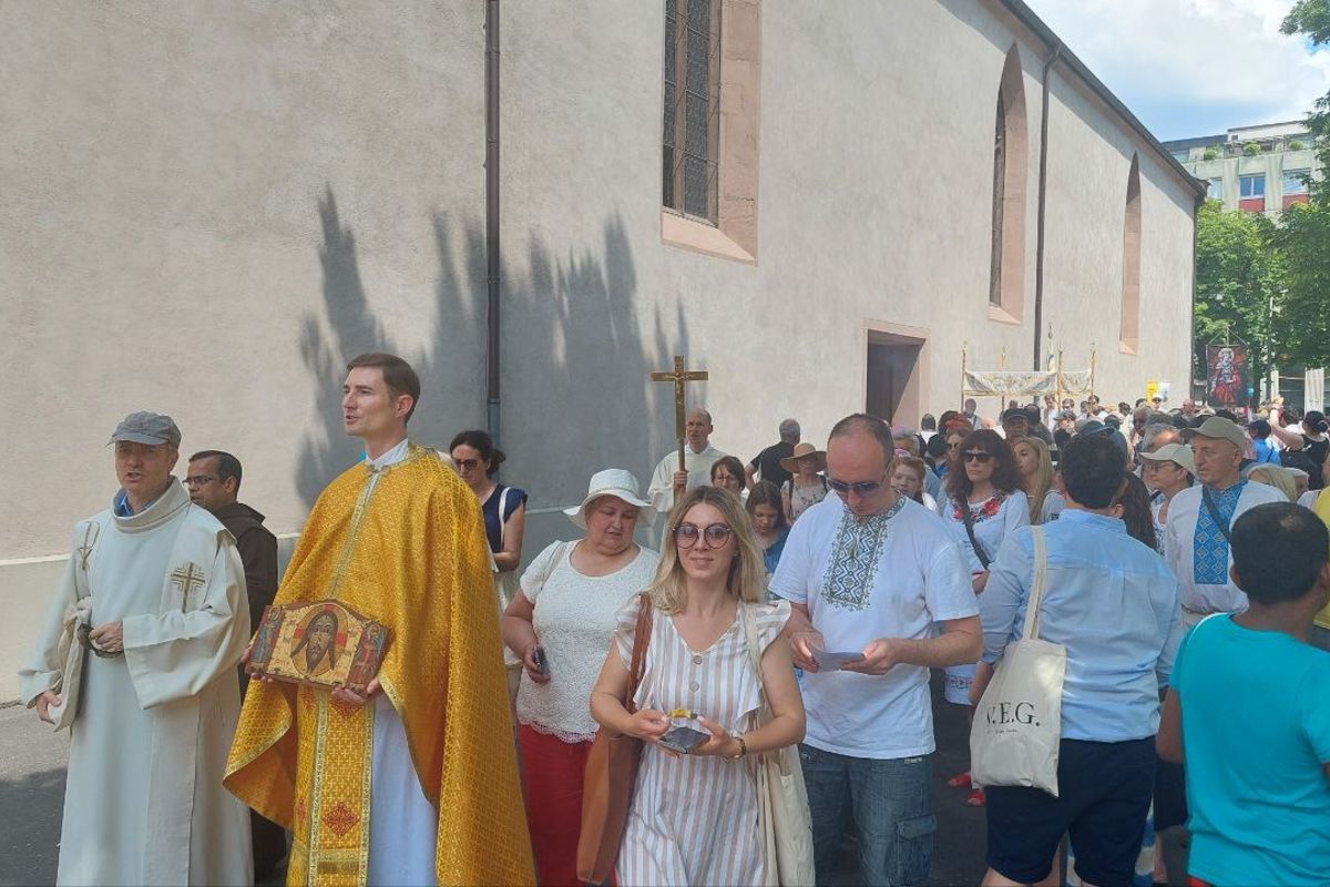 Українська громада у Швейцарії взяла участь у першій за століття процесії зі Святими Тайнами