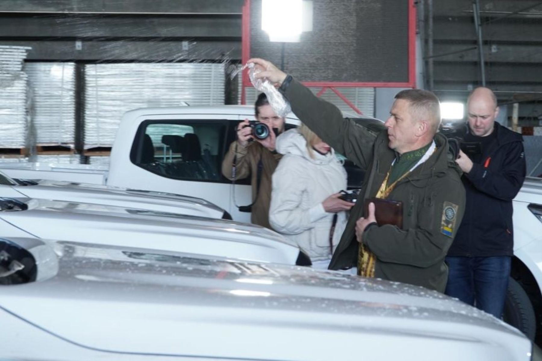 Вірні Сокальсько-Жовківської єпархії придбали для військових два позашляховики