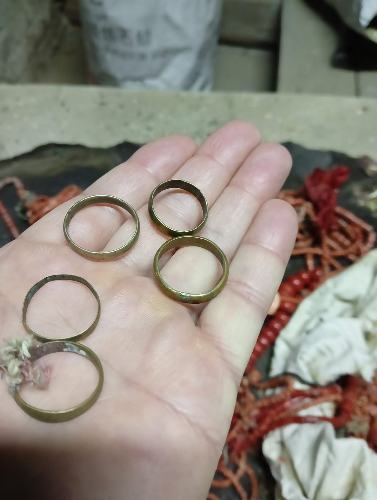 На горищі митрополичих палат в Уневі знайшли реліквії та коралі вартістю понад 10 тисяч євро На горищі митрополичих палат в Уневі знайшли реліквії та коралі вартістю понад 10 тисяч євро