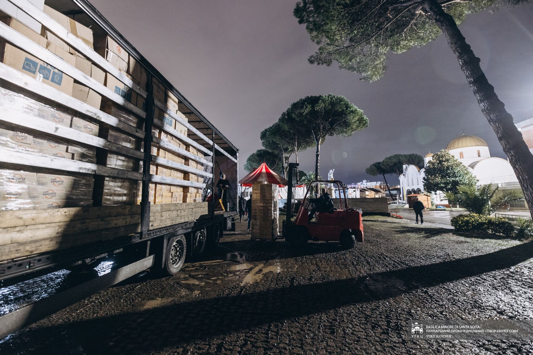 Від Патріаршого прокатедрального собору Святої Софії у Римі вирушила 143-тя вантажівка гуманітарної допомоги