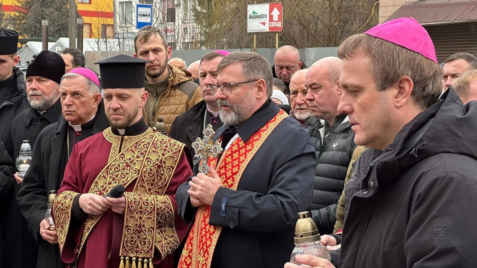Глава УГКЦ з католицькими єпископами України на місці трагедії в Тернополі: «Ваш біль є болем усього тіла Христової Церкви» Глава УГКЦ з католицькими єпископами України на місці трагедії в Тернополі: «Ваш біль є болем усього тіла Христової Церкви»
