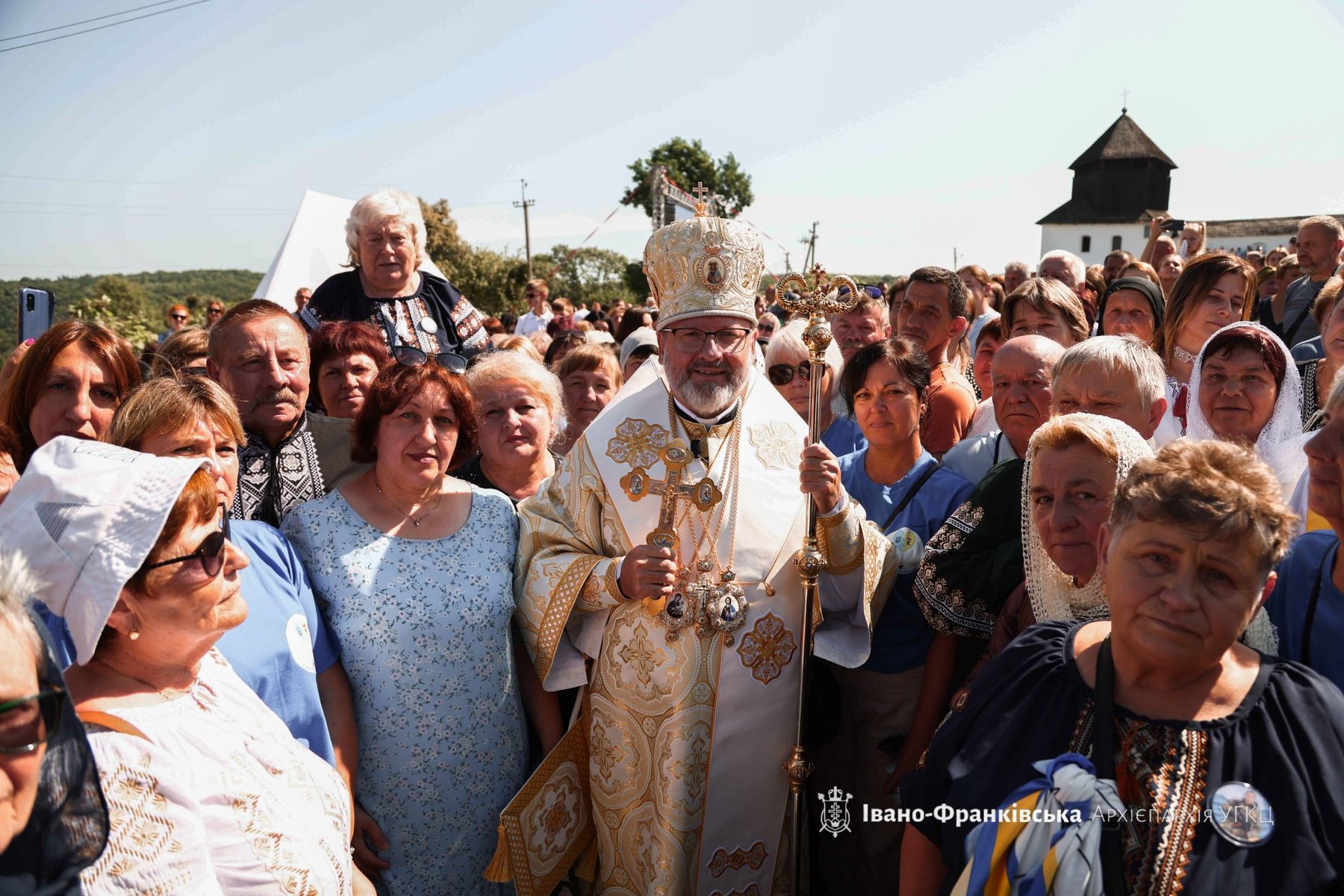 Блаженніший Святослав у Крилосі благословив родини загиблих Героїв та освятив автівки для ЗСУ