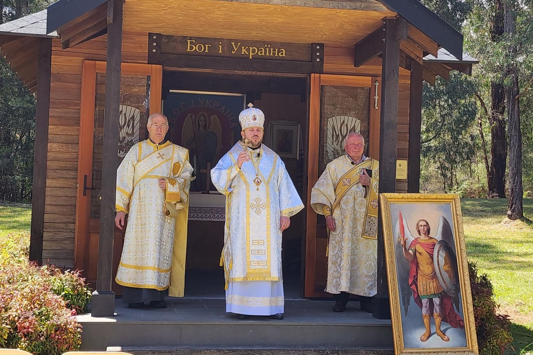 Владика Микола Бичок звершив Літургію для сумівців в Австралії з нагоди дня їхнього небесного покровителя