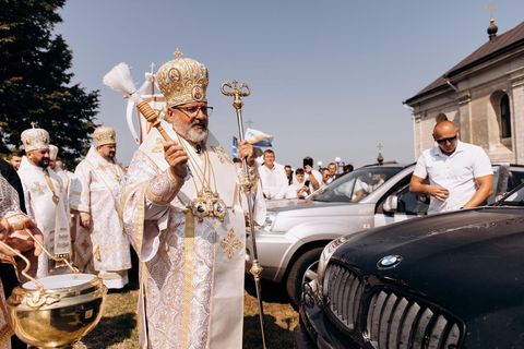 Блаженніший Святослав освятив п’ять автівок для потреб ЗСУ