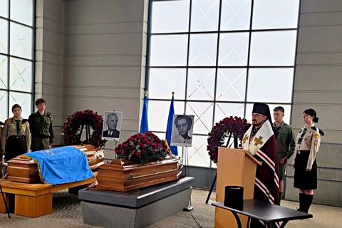 Останки Андрія Мельника та його дружини вирушили з Люксембургу до України