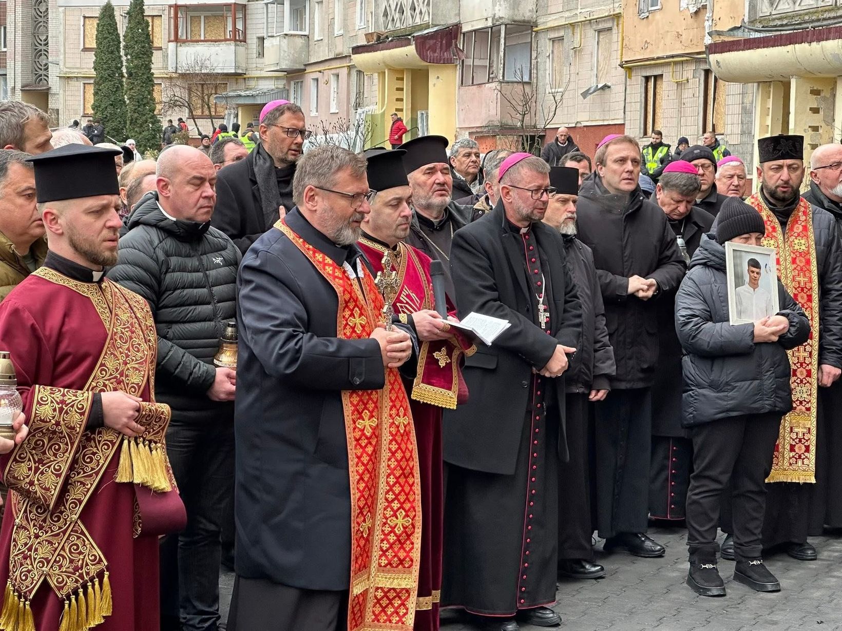 Глава УГКЦ з католицькими єпископами України на місці трагедії в Тернополі: «Ваш біль є болем усього тіла Христової Церкви» Глава УГКЦ з католицькими єпископами України на місці трагедії в Тернополі: «Ваш біль є болем усього тіла Христової Церкви»