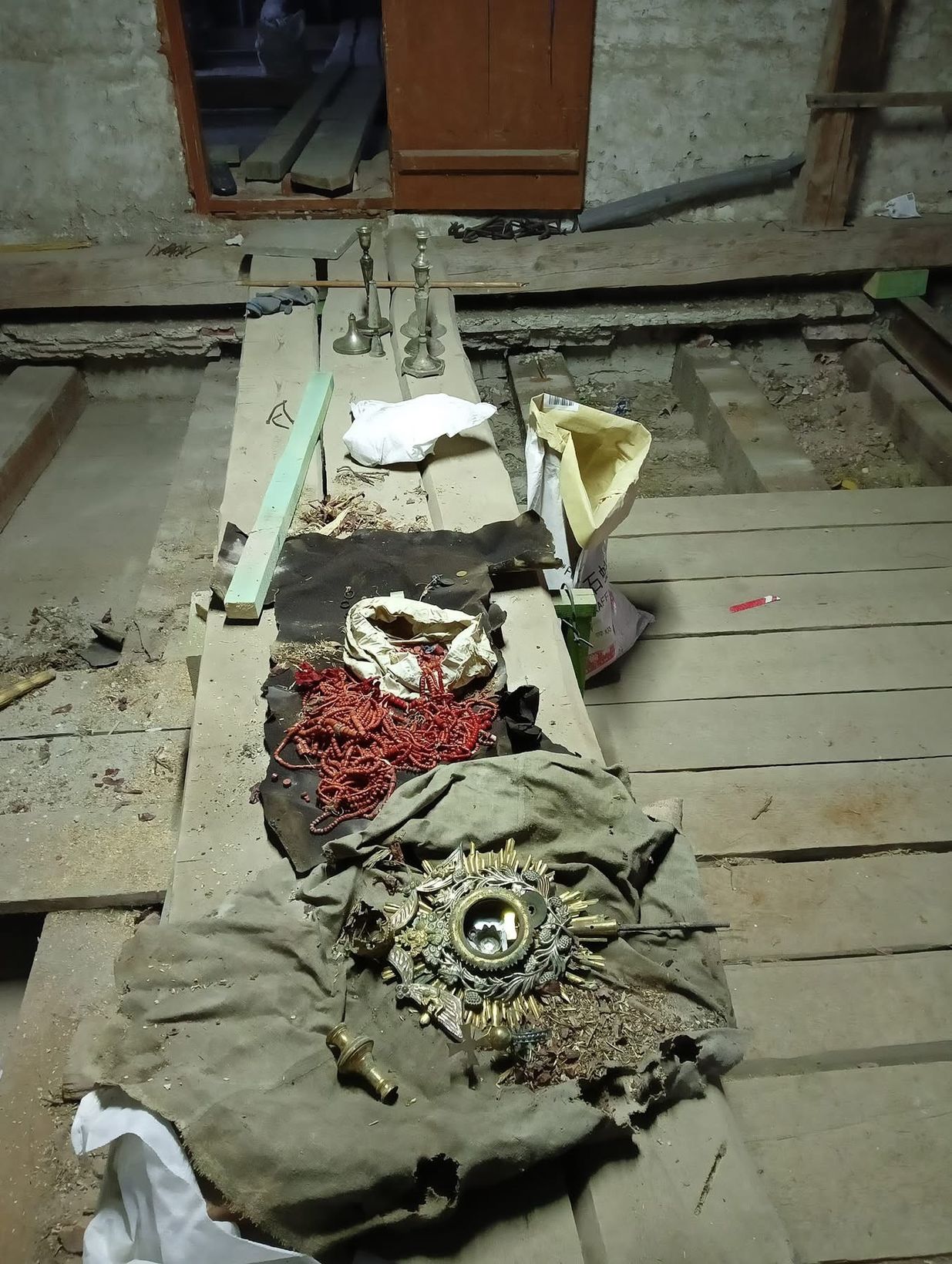 На горищі митрополичих палат в Уневі знайшли реліквії та коралі вартістю понад 10 тисяч євро На горищі митрополичих палат в Уневі знайшли реліквії та коралі вартістю понад 10 тисяч євро