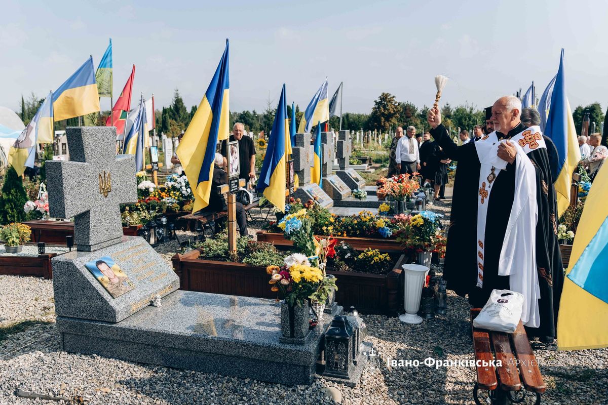 «Слава Героям у нашій Батьківщині та у всьому світі»: в Івано-Франківську помолилися за загиблих