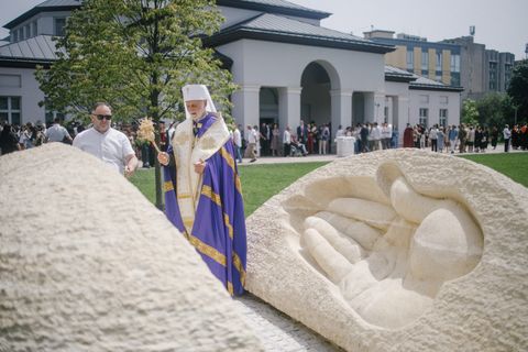 У Божих руках наш захист: В УКУ освятили скульптурну композицію на площі Святої Софії-Премудрості Божої
