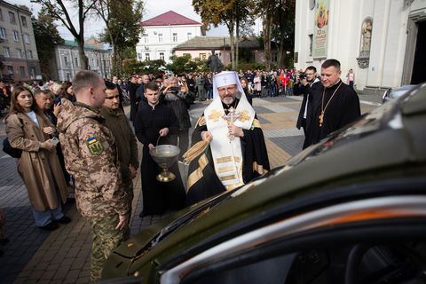 Глава УГКЦ у Тернополі освятив п’ять автомобілів для ЗСУ і зустрівся з ВПО