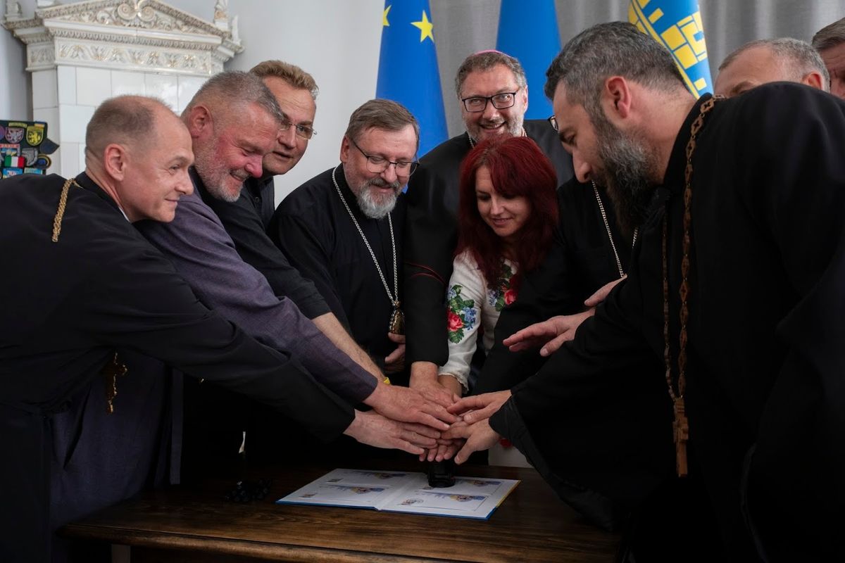 У Львові урочисто погасили поштову марку до 25-річчя візиту святого Івана Павла ІІ в Україну