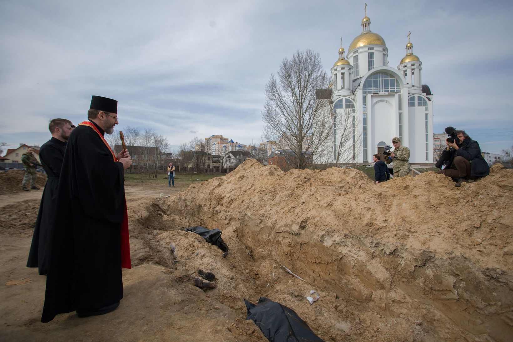 Блаженніший Святослав над братською могилою у Бучі, 7 квітня 2022 року