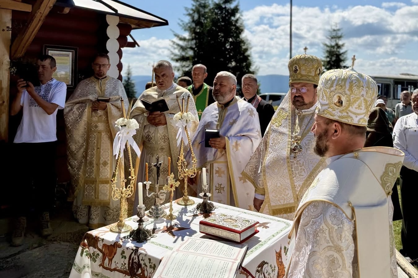 Єпископи УГКЦ та МГКЄ очолили спільну молитву в каплиці Святого Губерта в Карпатах Єпископи УГКЦ та МГКЄ очолили спільну молитву в каплиці Святого Губерта в Карпатах