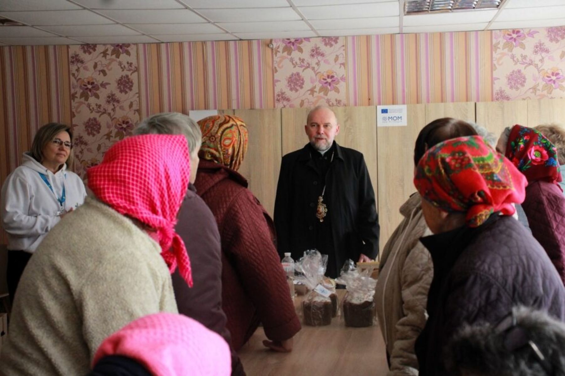 Харківський екзарх привітав вимушено переміщених осіб із Великоднем та передав пасхальну допомогу