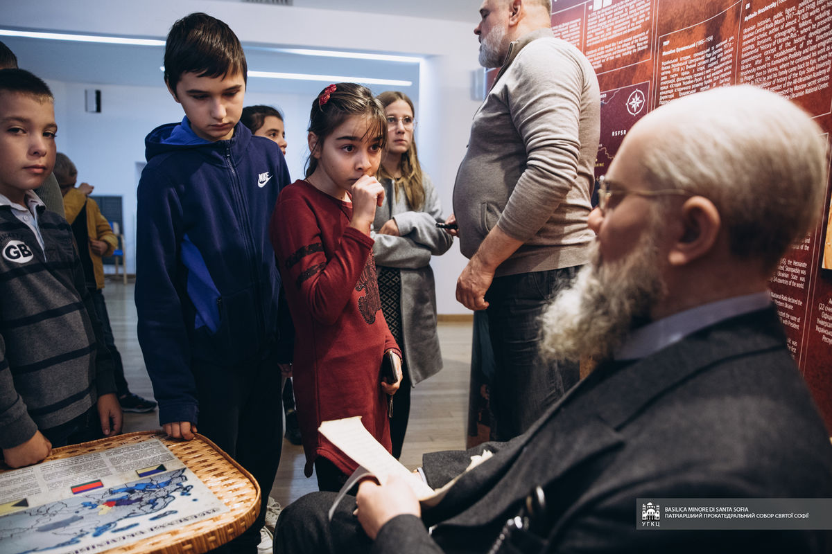 Пізнання своєї ідентичності: Вихованці католицької школи Святої Софії відвідали виставку історії України