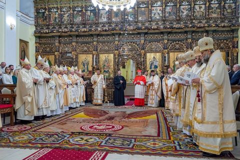 Владика Андрій Хім’як представив УГКЦ на інтронізації Глави Румунської Греко-Католицької Церкви